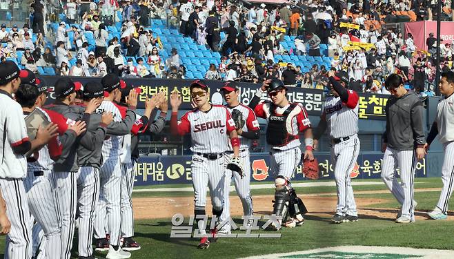 18일 오후 잠실야구장에서 열린 2025 프로야구 KT와 LG 경기. LG가 5-1 승리했다. 경기종료후 선수들이 승리를 자축하고있다. 잠실=정시종 기자 capa@edaily.co.kr /2025.05.18.