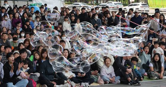 어린이날인 5일 부산 해운대구 영화의전당에서는 '어린이가 행복한 마을 함께 만드는 내일'이라는 주제로 제52회 부산 어린이날 큰잔치가 열려 가족단위 관람객들이 버블쇼를 관람하고 있다. 송봉근 기자