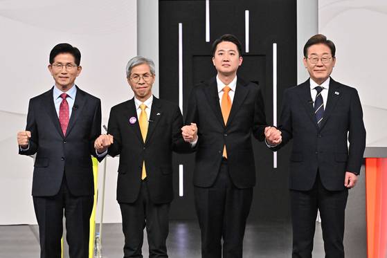 이재명 더불어민주당, 이준석 개혁신당, 권영국 민주노동당, 김문수 국민의힘 대선 후보(오른쪽 부터)가 중앙선거방송토론위원회 주관으로 18일 서울 상암동 SBS 프리즘센터 스튜디오에서 열린 제21대 대선 1차 후보자 토론회에서 기념 촬영을 하고 있다. 국회사진기자단