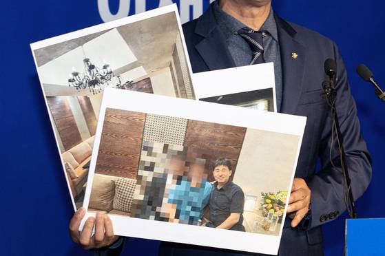 노종면 더불어민주당 선거대책위위19일 오후 서울 여의도 더불어민주당사에서 기자회견을 열고 지귀연 서울중앙지법 부장판사 룸살롱 출입 증거 사진을 공개하고 있다. 뉴스1