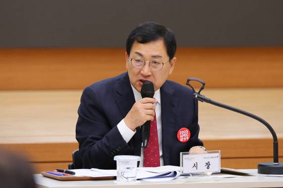 19일 경주시청 알천홀에서 열린 확대간부회의에서 주낙영 경주시장이 APEC 정상회의 성공 개최를 위한 철저한 준비와 조직문화 개선을 주문하고 있다.