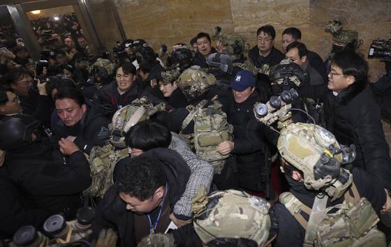 지난해 12월 4일 새벽 서울 여의도 국회 본청으로 군 병력이 진입해 본회의장으로 향하자 보좌진들이 가로막고 있다. 뉴시스