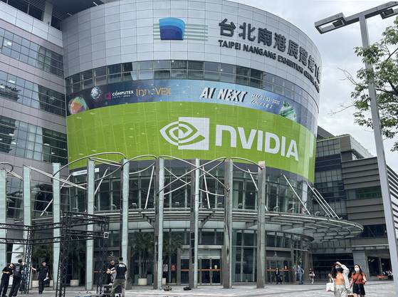 19일 아시아 최대 정보통신(IT) 박람회 '컴퓨텍스 2025'가 열리는 타이베이 난강 전시관 외벽에 엔비디아 래핑이 돼 있다. 연합뉴스