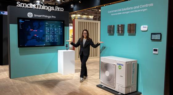 삼성전자가 독일 프랑크푸르트에서 개최되는 냉난방공조 전시회 'ISH 2025(International trade fair for Sanitation, Heating and air)'에 참가한다고 지난 3월 17일 밝혔다. 사진은 모델이 ISH 2025’에서 상업용 공간을 위한 B2B 전용 통합 연결 플랫폼 '스마트싱스 프로'를 소개하는 모습. 뉴스1