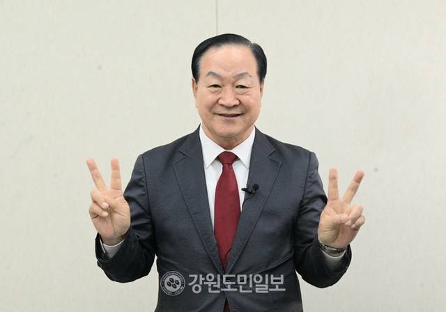 ▲ 한기호 국민의힘 강원선거대책위원회 총괄선대위원장이 19일 강원도민일보 스튜디오에서 6·3 대선 직격인터뷰를 마치고, 기호 2번 포즈를 취하고 있다. 김정호 기자