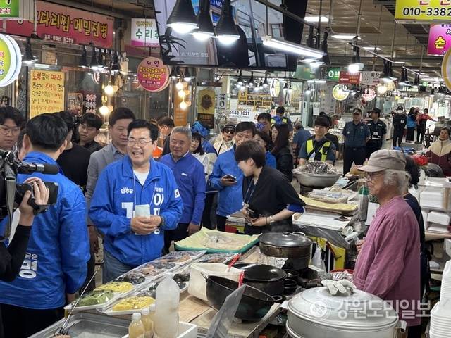 ▲ 민주당 박찬대 상임총괄선거대책위원장이 19일 홍천전통시장을 찾아 이재명 후보 지지를 호소했다. 유승현