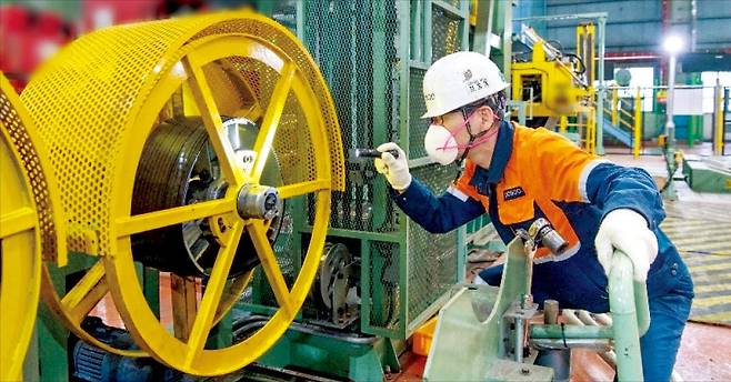 포스코 광양제철소 직원이 스틸밴드 설비를 점검하고 있다. /포스코 제공