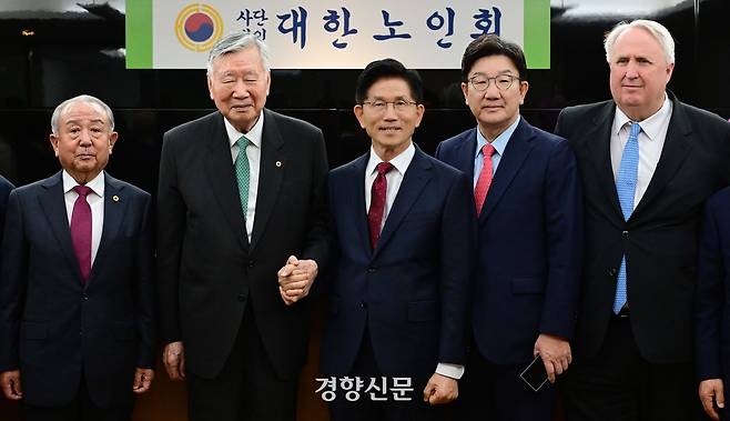 김문수 국민의힘 대선 후보(사진 가운데)가 19일 오전 서울 중구 대한노인회 간담회에 참석해 기념촬영을 하고 있다. 한수빈 기자
