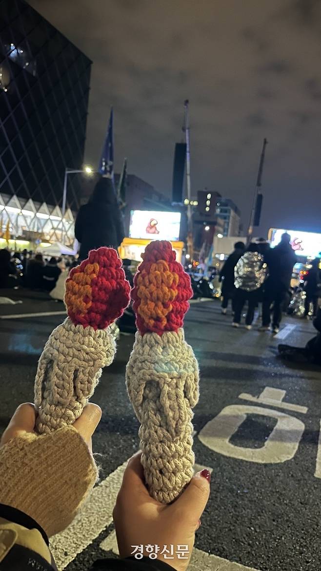 지난 탄핵 광장에서 시민들이 ‘뜨개 촛불’을 들고 집회에 참여하고 있다. 가원 제공