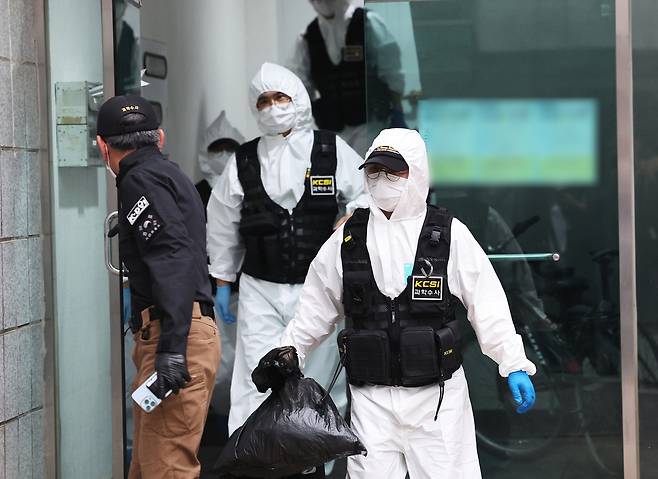 19일 경기 시흥의 편의점과 체육공원 등에서 50대 중국동포가 시민 2명을 잇달아 흉기로 찌르는 사건이 발생해 경찰이 수사에 나선 가운데 용의자의 자택과 그 주변에서 시신 2구가 발견됐다. 사진은 편의점 인근 건물에서 과학수사대원들이 감식을 마치고 나오는 모습. 연합뉴스