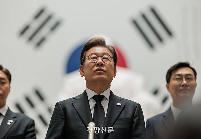 이재명 더불어민주당 대선후보가 19일 서울 용산구 백범김구기념관에서 기자들 질문에 답변하고 있다. 박민규 선임기자