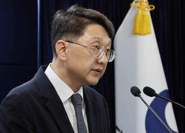 최우혁 과학기술정보통신부 정보보호네트워크정책관이 19일 서울 종로구 정부서울청사에서 SKT 침해사고 관련 민관합동 조사결과 2차 발표 브리핑을 하고 있다. 연합뉴스