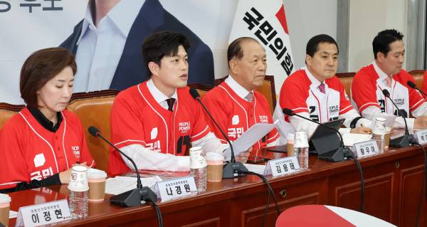 국민의힘 김용태 비상대책위원장(왼쪽 두번째)이 19일 국회에서 열린 중앙선거대책위원회 회의에서 발언하고 있다. 연합뉴스