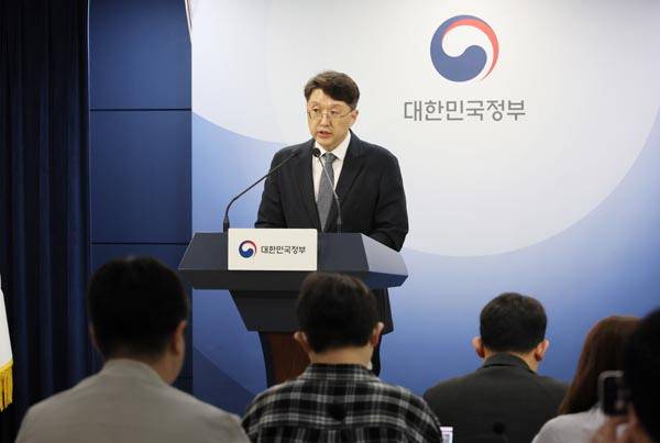 최우혁 과학기술정보통신부 정보보호네트워크정책관이 19일 서울 종로구 정부서울청사에서 SKT 침해사고 관련 민관합동 조사결과 2차 발표 브리핑을 하고 있다. 연합뉴스