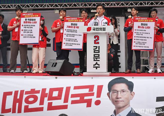 김문수 국민의힘 대선 후보가 19일 서울 중구 청계광장 소라탑 앞에서 '청년이 바라는 대한민국 정책공약'을 발표하고 있다.