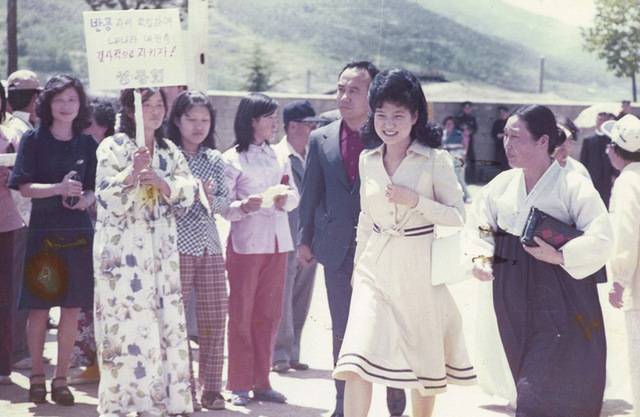 강영애(오른쪽) 목사가 1974년 박근혜 당시 대한구국여성봉사단 총재와 함께 강화도를 방문한 모습. 강 목사 제공