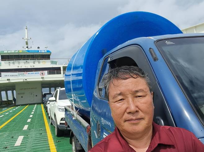 저에게는 하루 종일 동행하는 친구처럼 여기는 트럭이 저보다 더 전도를 잘하고 있습니다. 트럭은 하루에 섬에서 150km를 달립니다.