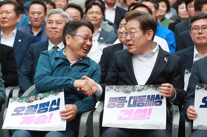 더불어민주당 이재명 대선 후보가 17일 오후 광주 동구 금남로에서 제45주년 5·18민주화운동 전야제에서 강기정 시장과 악수하고 있다. 연합뉴스