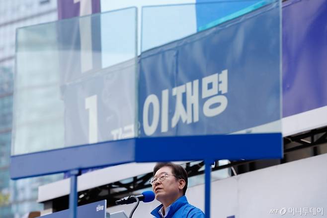 (서울=뉴스1) 안은나 기자 = 이재명 더불어민주당 대통령 후보가 19일 오후 집중유세차 서울 용산역 광장을 찾아 유권자들을 향해 지지를 호소하고 있다. 이 후보는 이날 대선 후보 최초로 방탄 유리막 안에서 유세를 시작했다. 2025.5.19/뉴스1 Copyright (C) 뉴스1. All rights reserved. 무단 전재 및 재배포, AI학습 이용 금지. /사진=(서울=뉴스1) 안은나 기자