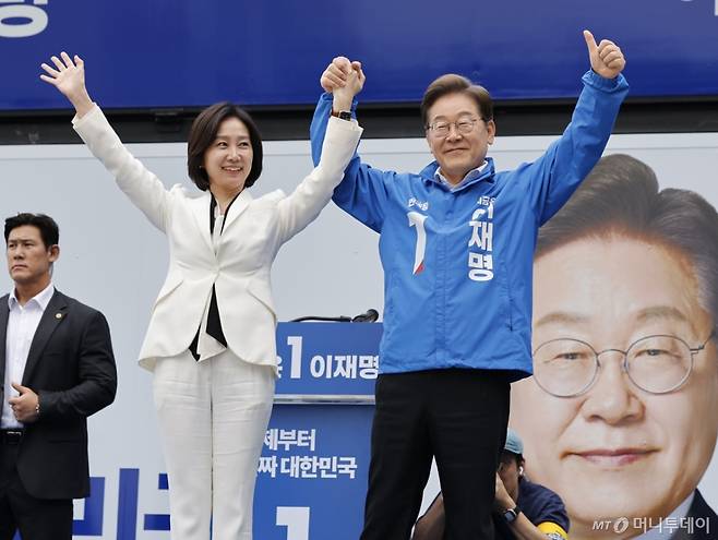 (서울=뉴스1) 안은나 기자 = 이재명 더불어민주당 대통령 후보와 민주당 합류 가능성이 거론되는 허은아 전 개혁신당 대표가 19일 오후 유세를 위해 서울 영등포구 타임스퀘어를 찾아 유권자들을 향해 지지를 호소하고 있다. 2025.5.19/뉴스1 Copyright (C) 뉴스1. All rights reserved. 무단 전재 및 재배포, AI학습 이용 금지. /사진=(서울=뉴스1) 안은나 기자