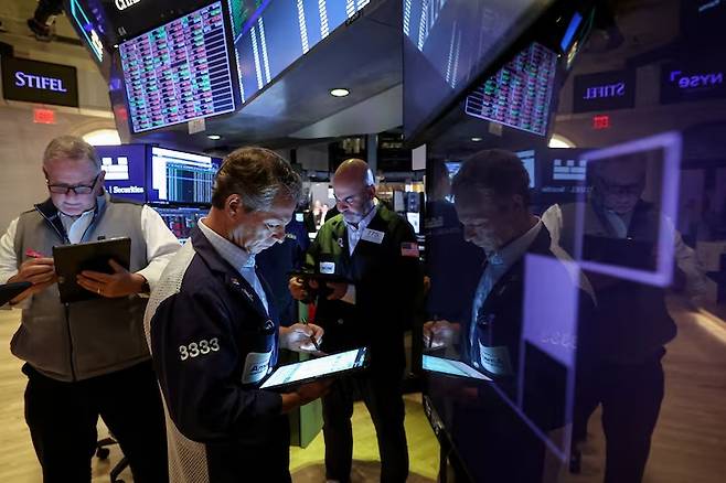 지난 14일(현지시간) 미국 뉴욕시 뉴욕증권거래소(NYSE)에서 트레이더들이 작업하고 있다. /로이터=뉴스1