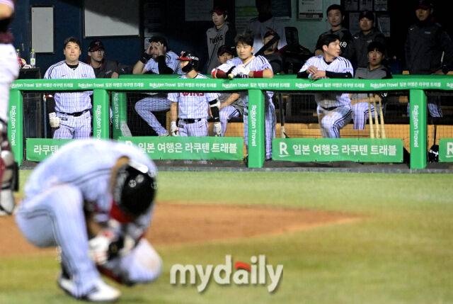 LG 선수들이 팔뚝에 사구를 맞고 고통스러워하는 송찬의를 걱정하고 있다 / 잠실 = 유진형 기자 zolong@mydaily.co.kr