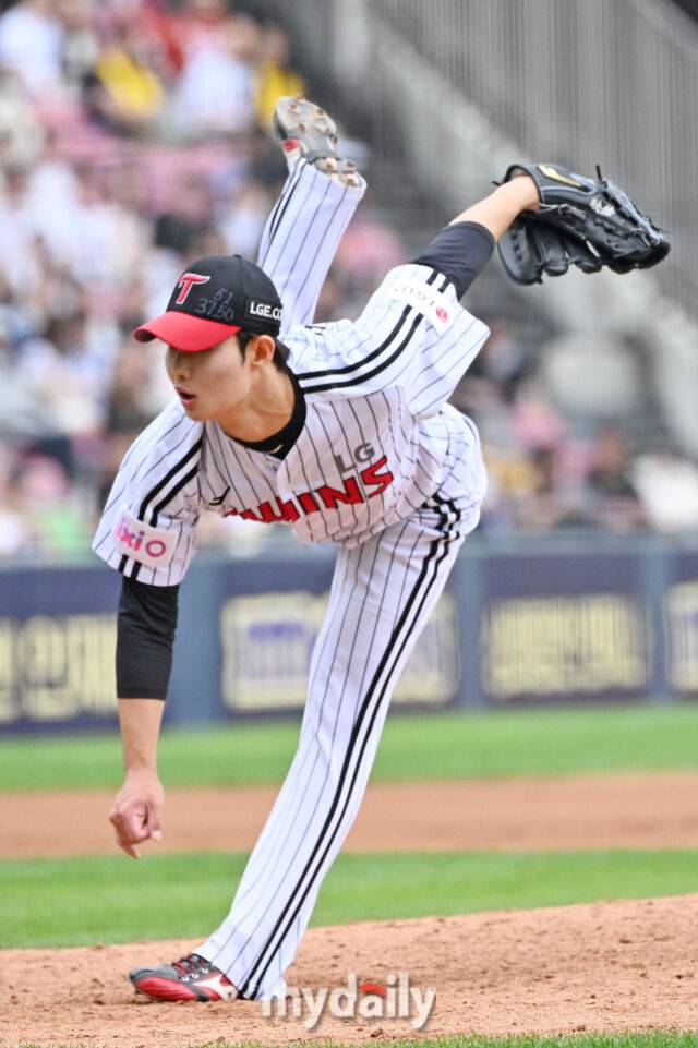 17일 서울 잠실야구장에서 열린 '2025 신한 SOL BANK KBO리그' KT 위즈와 LG 트윈스 더블헤더 1차전 경기. LG 김영우가 마운드에 올라 힘차게 투구하고 있다./마이데일리
