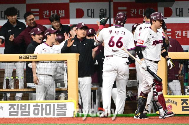 2025년 4월 22일 오후 서울 고척스카이돔에 진행된 '2025 신한 SOL뱅크 KBO 리그' 두산 베어스와 키움 히어로즈의 경기.키움 푸이그가 3회말 2사 1루서 2점 홈런을 친 뒤 홍원기 감독의 축하를 받고 있다./마이데일리
