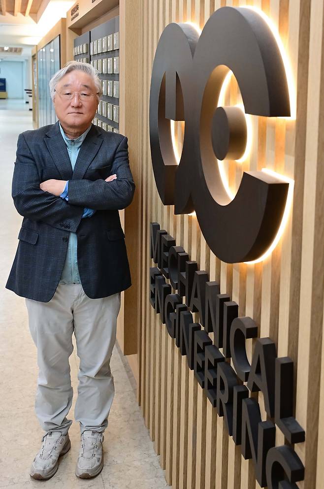 2025 삼성호암상 공학상 수상자인 김승우 카이스트(KAIST) 명예교수가 8일 대전 유성구 KAIST 본원에서 인터뷰에 앞서 포즈를 취하고 있다. 김 교수는 “기초연구 분야에 많은 예산 투입이 필요하다”고 말했다. 대전=이상섭 기자