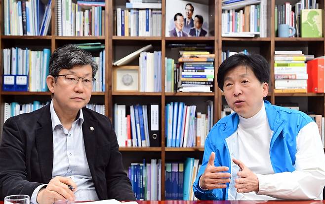 이재명 더불어민주당 대통령선거 후보가 직속 위원회로 둔 ‘코스피5000시대위원회’에서 활약하는 오기형(오른쪽), 김남근 의원이 13일 오후 서울 여의도 국회의원회관에서 헤럴드경제와 인터뷰를 하고 있다. 오 의원과 김 의원은 윤석열 정부의 ‘밸류업’ 정책 실패를 짚으며, 새 정부에서는 기업 지배구조 개선, 퇴직연금 기금화를 통한 수급 안정, 남북 간 군사적 긴장 완화 등 투명성 강화를 통해 지속해서 밸류업을 추진해 나가겠다고 밝혔다. 이상섭 기자