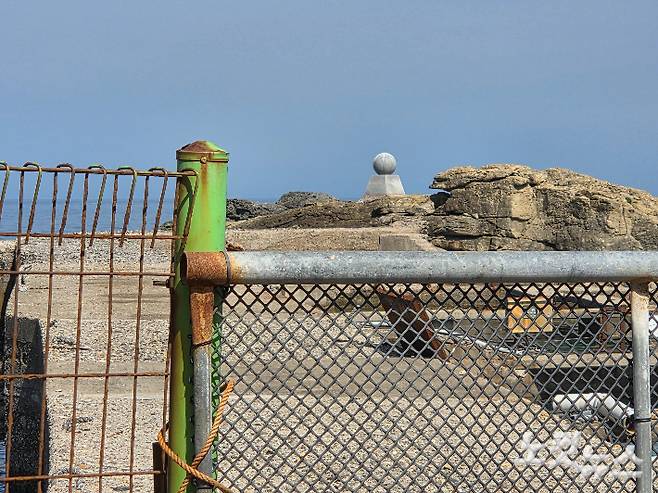 포항 남구 구룡포읍 석병리 산 135 인근 바위섬에서 세워진 '국토 동쪽 땅끝 표지석'. 김대기 기자