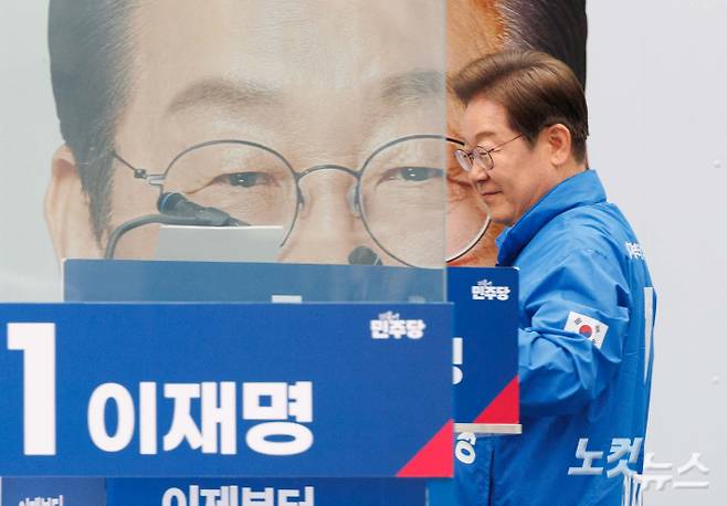 이재명 더불어민주당 대선 후보가 19일 오후 서울 영등포구 타임스퀘어 앞에서 열린 유세에서 방탄유리가 설치된 발언대로 향하고 있다. 윤창원 기자