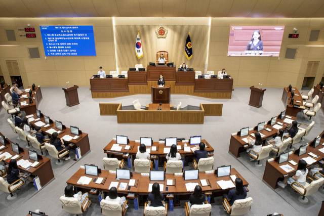 ▲ 경상북도의회가 운영하는 ‘청소년의회교실’이 열려 1일 의원으로 나선 학생이 3분 발언을 하고 있다. ⓒ 경북도의회