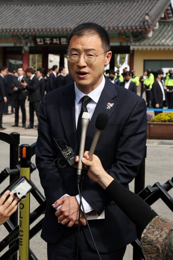 국민의힘을 탈당한 무소속 김상욱 의원이 18일 광주 북구 국립5·18민주묘지 민주의 문 앞에서 더불어민주당 입당 기자회견을 하고 있다. 광주 연합뉴스