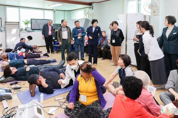 김경희 경기 이천시장이 지난달 22일 ‘두드림 건강 ON 버스’ 진료소를 찾아 관계자들과 대화하고 있다. 이 버스는 의료 장비가 탑재된 순회 버스로 의료서비스가 미치지 못하는 마을을 찾아 건강 상담을 실시하고, 자가 건강관리 방법 등을 지도한다. 이천시 제공