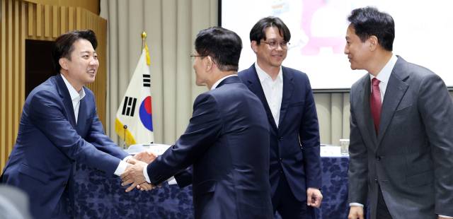 오세훈(오른쪽) 서울시장이 19일 서울 중구 서울시청에서 열린 '약자와 동행하는 서울 토론회'에서 이준석(왼쪽) 개혁신당 대선 후보와 김문수(왼쪽 두번째) 국민의힘 대선 후보가 악수를 나누는 모습을 지켜보고 있다. 뉴스1