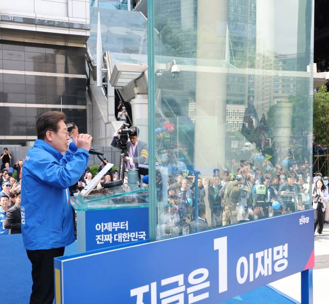 이재명 더불어민주당 대선 후보가 19일 서울 용산역 광장에서 방탄유리가 설치된 유세차량에 올라 지지를 호소하고 있다. 오승현 기자 2025.05.19
