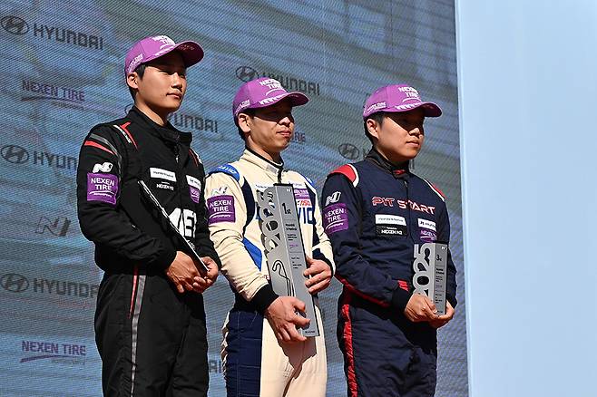 큰 세레머니 없이 시상식을 마친 선수들. 사진: 김학수 기자