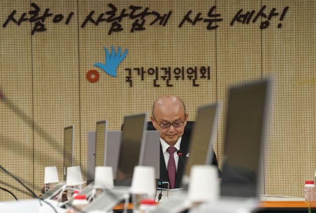 안창호 국가인권위원회 위원장이 2월 10일 서울 중구 국가인권위에서 열린 제2차 전원위원회에서 착석하고 있다. 연합뉴스