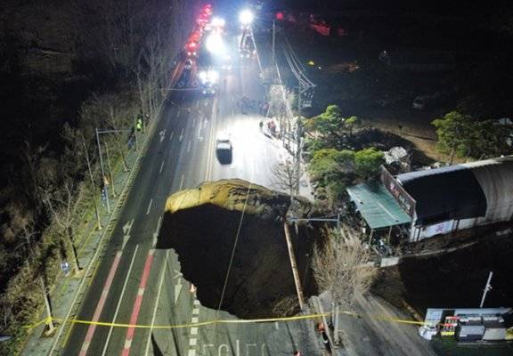 3월 24일 서울 강동구 명일동 대명초교 사거리에서 발생한 대형 싱크홀. 동아DB
