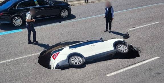 2024년 8월 29일 서울 서대문구 연희동 성산로 모래내 고가차로 부근의 한 차도에서 발생한 싱크홀에 승용차가 빠져 있다. 뉴스1