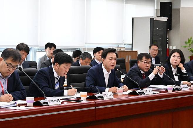 19일 도청 중회의실에서 김태흠 도지사 주재로 '도정 주요 현안 추진 상황 점검회의'를 열었다. ⓒ충남도