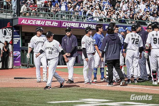 김태형 롯데 감독(88번)이 18일 사직구장에서 열린 삼성과 홈경기 5회말 윤동희의 머리 위로 위협구가 날아간 뒤 삼성 벤치에 거세게 항의했다 다시 덕아웃으로 돌아가고 있다. 사진제공|롯데 자이언츠