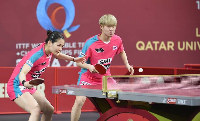 오준성(오른쪽)-김나영은 탁구국가대표팀의 혼합복식 조합이자 ‘탁구인 2세’다. 17일(한국시간)부턴 카타르 도하에서 진행 중인 2025세계선수권대회에서 자신들과 동행한 아버지(어머니)에게 자랑스러운 모습을 보여드리겠다는 의지다. 18일 카타르대종합체육관에서 슈-람과 혼합복식 64강 경기에서 수비하는 모습. 오준성-김나영이 게임스코어 3-0으로 이겼다. 사진제공│대한탁구협회