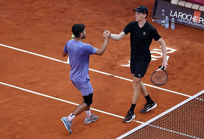 카를로스 알카라스가(왼쪽)이 18일(현지시간) 이탈리아 로마에서 열린 남자프로테니스(ATP) 투어 BNL 이탈리아 인터내셔널 단식 결승에서 승리한 뒤 얀니크 신네르와 인사하고 있다. 게티이미지코리아