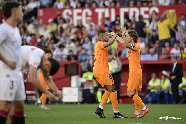 킬리안 음바페(오른쪽에서 두 번째)의 골 세리머니. /AFPBBNews=뉴스1