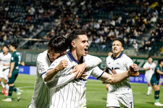 아이데일(가운데)이 지난 18일 김포솔터축구장에서 열린 서울이랜드 대 김포FC의 하나은행 K리그2 2025 12라운드에서 골을 넣고 기뻐하고 있다. /사진=서울이랜드 제공