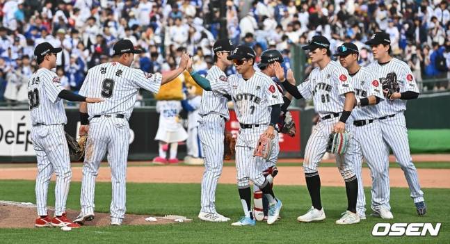 18일 경기를 이긴 뒤 기뻐하는 롯데 선수단.