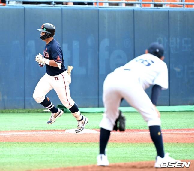 성남고 이서준이 19일 목동야구장에서 펼쳐진 유신고와 황금사자기 결승전 6회초 쐐기 투런포를 때려냈다.