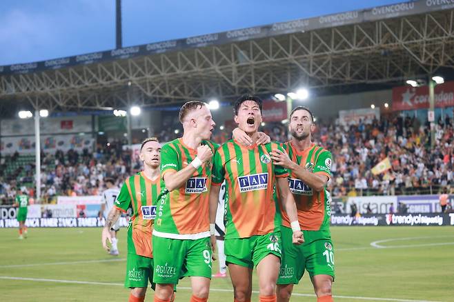 알라니아 스포르가 19일(한국시간) 튀르키예 알라니아에 있는 알라니아 오바 스타디움에서 열린 베식타시와의 2024-2025 쉬페르리그 36라운드 홈 경기에서 황의조의 골로 1-1 무승부를 거뒀다. 알라니아 스포르